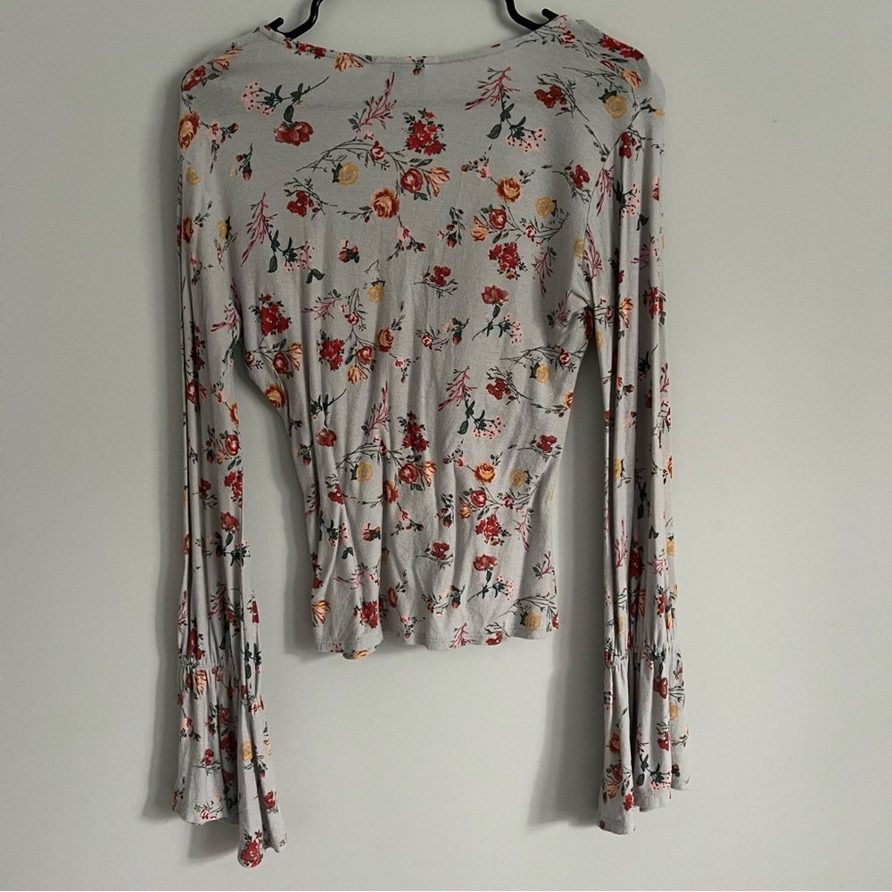 Lucky Brand Grey Floral Print Boho V Neck Bell Sleeve Faux Wrap Blouse - Picture 3 of 4